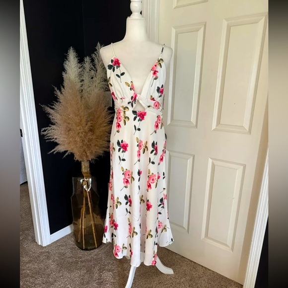 Alexia Admor Dresses & Skirts - NWT Alexia Admor New York Camila Cutout Floral Midi Dress size 8